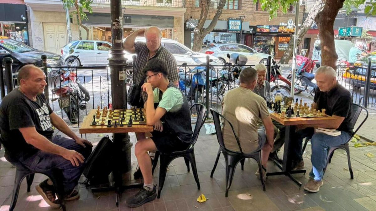 Por mil pesos el tablero, el ajedrez encontró su lugar en una confitería del centro