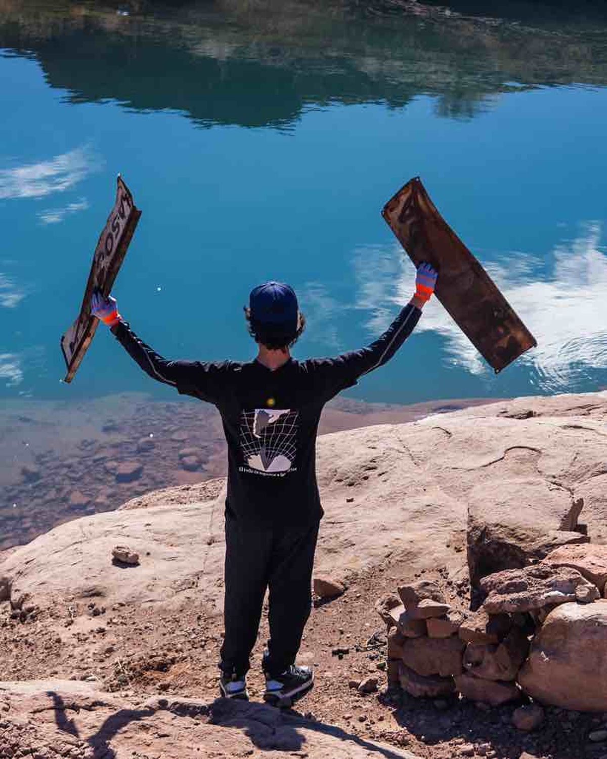 Unas 120 personas, entre voluntarios y miembros de organizaciones ambientalistas, formaron parte de esta acción en el dique Potrerillos. Unas 120 personas, entre voluntarios y miembros de organizaciones ambientalistas, formaron parte de esta acción en el dique Potrerillos.