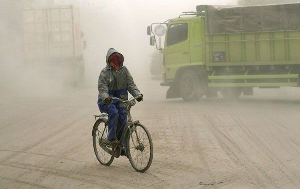 Dos muertos y 200 mil evacuados por volcán en Indonesia