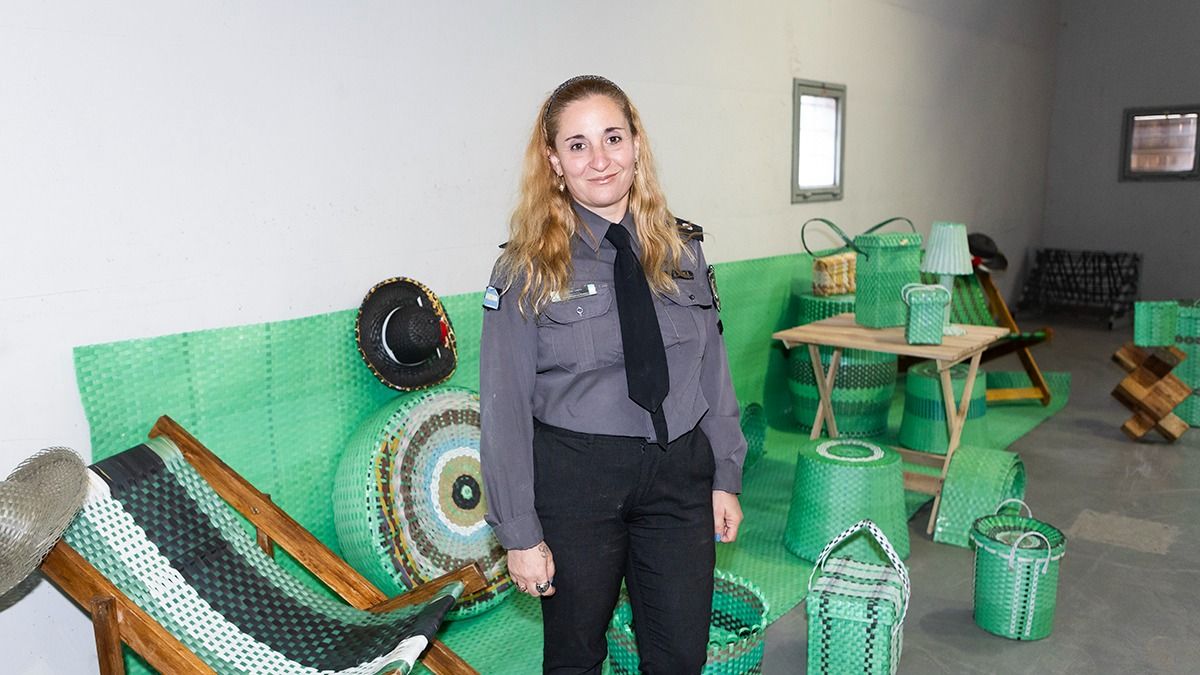 Valeria Carrión es diseñadora gráfica y oficial a cargo de División de Trabajo y Producción de la Unidad 3 y 11 de Almafuerte 2. Valeria Carrión es diseñadora gráfica y oficial a cargo de División de Trabajo y Producción de la Unidad 3 y 11 de Almafuerte 2.