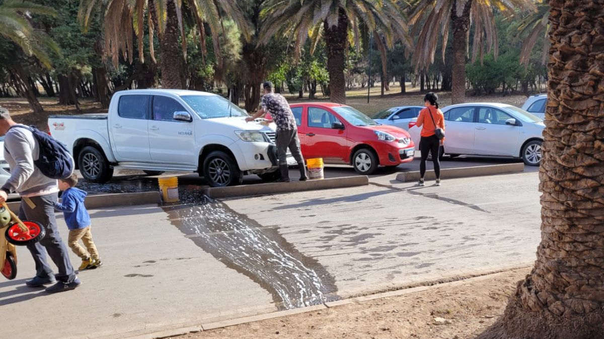 Lavar autos en la vía pública está vedado; sin embargo hay sectores del parque San Martín que son un enorme lavadero de coches a cielo abierto.