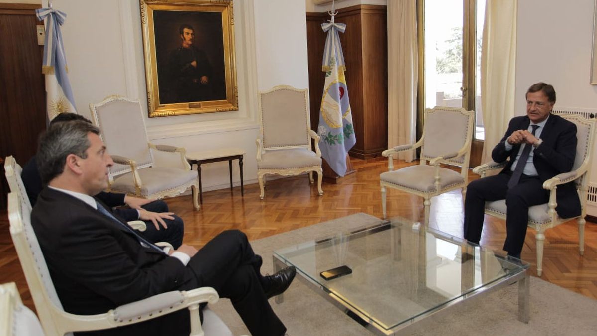 Sergio Massa y Rodolfo Suarez hablaron sobre la deuda del Fondo Compensador al Transporte durante la última visita del ministro a Mendoza. Sergio Massa y Rodolfo Suarez hablaron sobre la deuda del Fondo Compensador al Transporte durante la última visita del ministro a Mendoza.