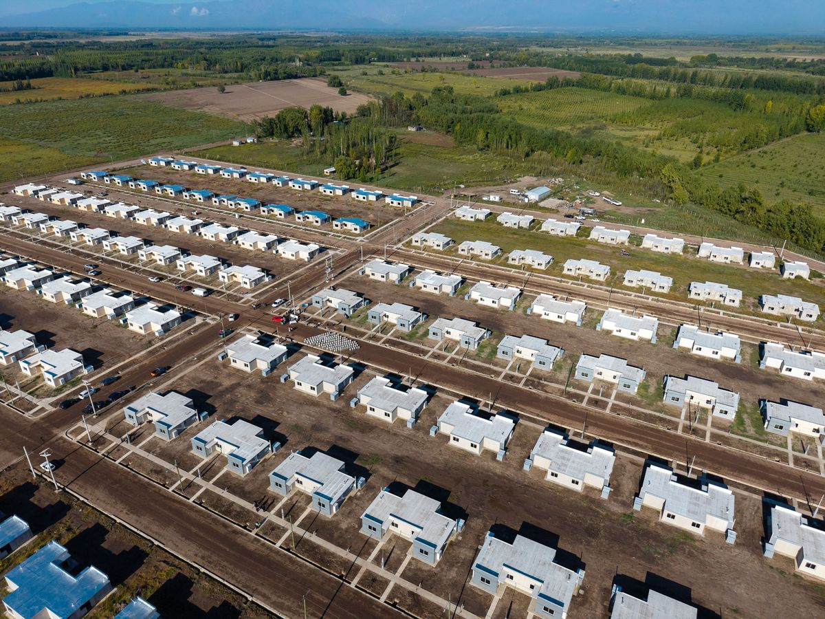 Unas 70 familias habitan hoy el barrio Bordelongue de Tunuyán que terminó de construir la Municipalidad. Unas 70 familias habitan hoy el barrio Bordelongue de Tunuyán que terminó de construir la Municipalidad.