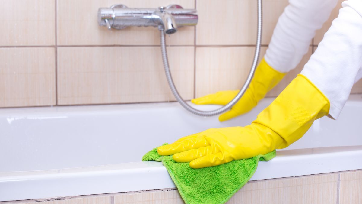 Los trucos caseros que aplican los expertos de la limpieza para eliminar el moho de la bañadera