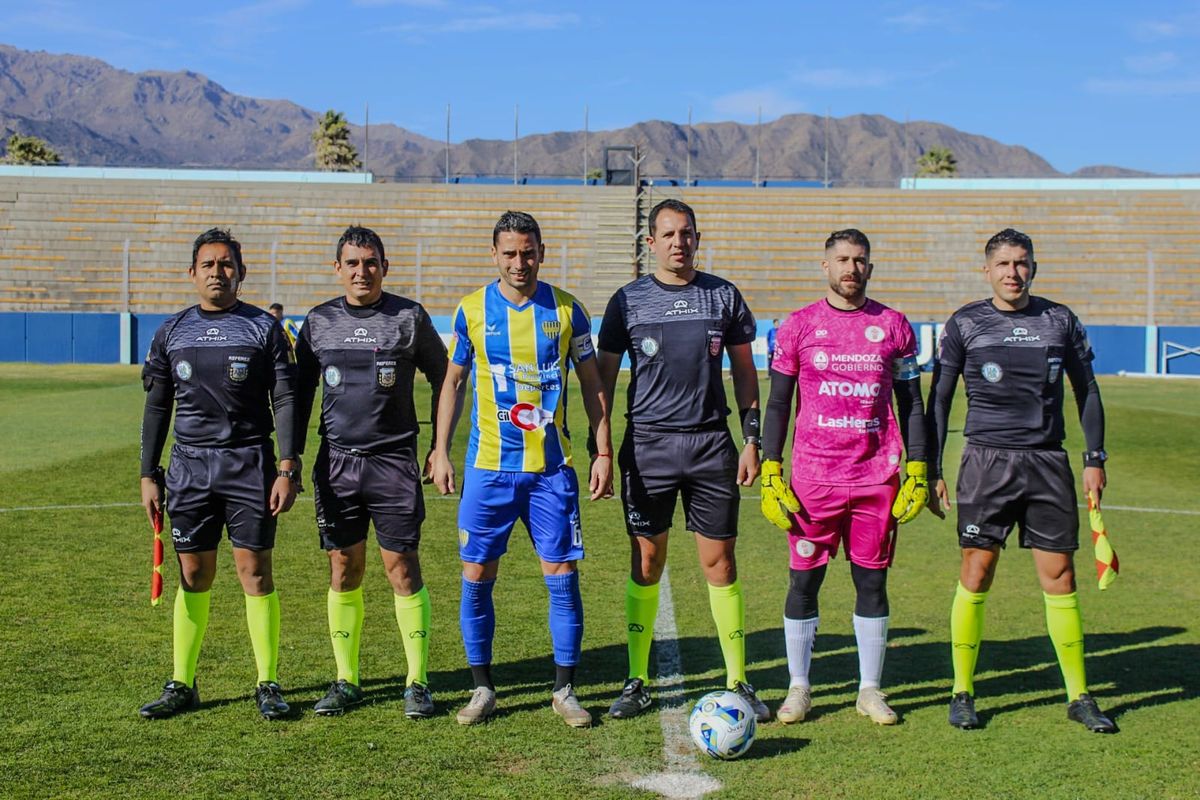 Los capitanes de Huracán Las Heras y Juventud Unida. Los capitanes de Huracán Las Heras y Juventud Unida.