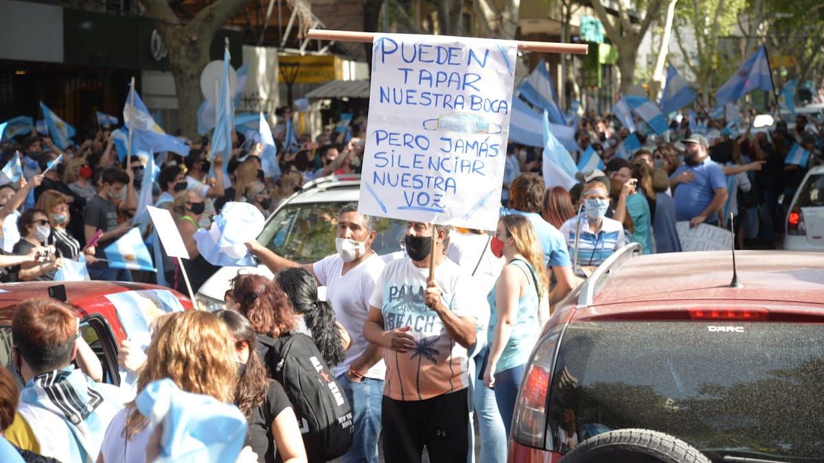 Los mendocinos convocados en la marcha #12O le apuntaron a la supuesta corrupción del gobierno, apuntando a la ex presidente y actual vice Cristina Fernández, además de a las modificaciones en el Poder Judicial y la extensa cuarentena. (Fotos: Martín Pravata/Diario UNO)