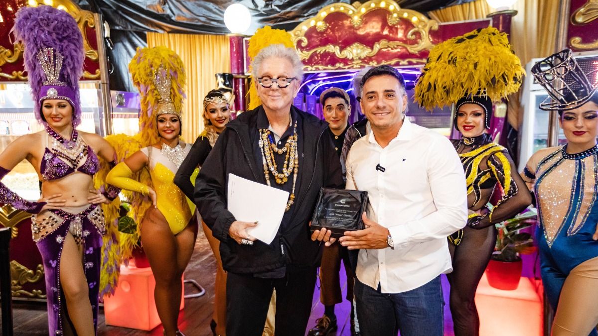 Pepe Cibrián fue distinguido por el intendente de Guaymallén, Marcos Calvente, en la primera función del Circo Rodas. Pepe Cibrián fue distinguido por el intendente de Guaymallén, Marcos Calvente, en la primera función del Circo Rodas.