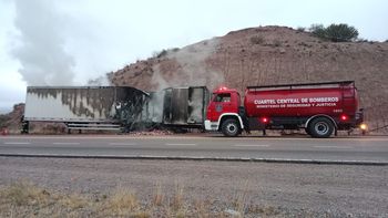 Accidente en alta montaña: se incendió un camión que transportaba gaseosas en Agua de las Avispas
