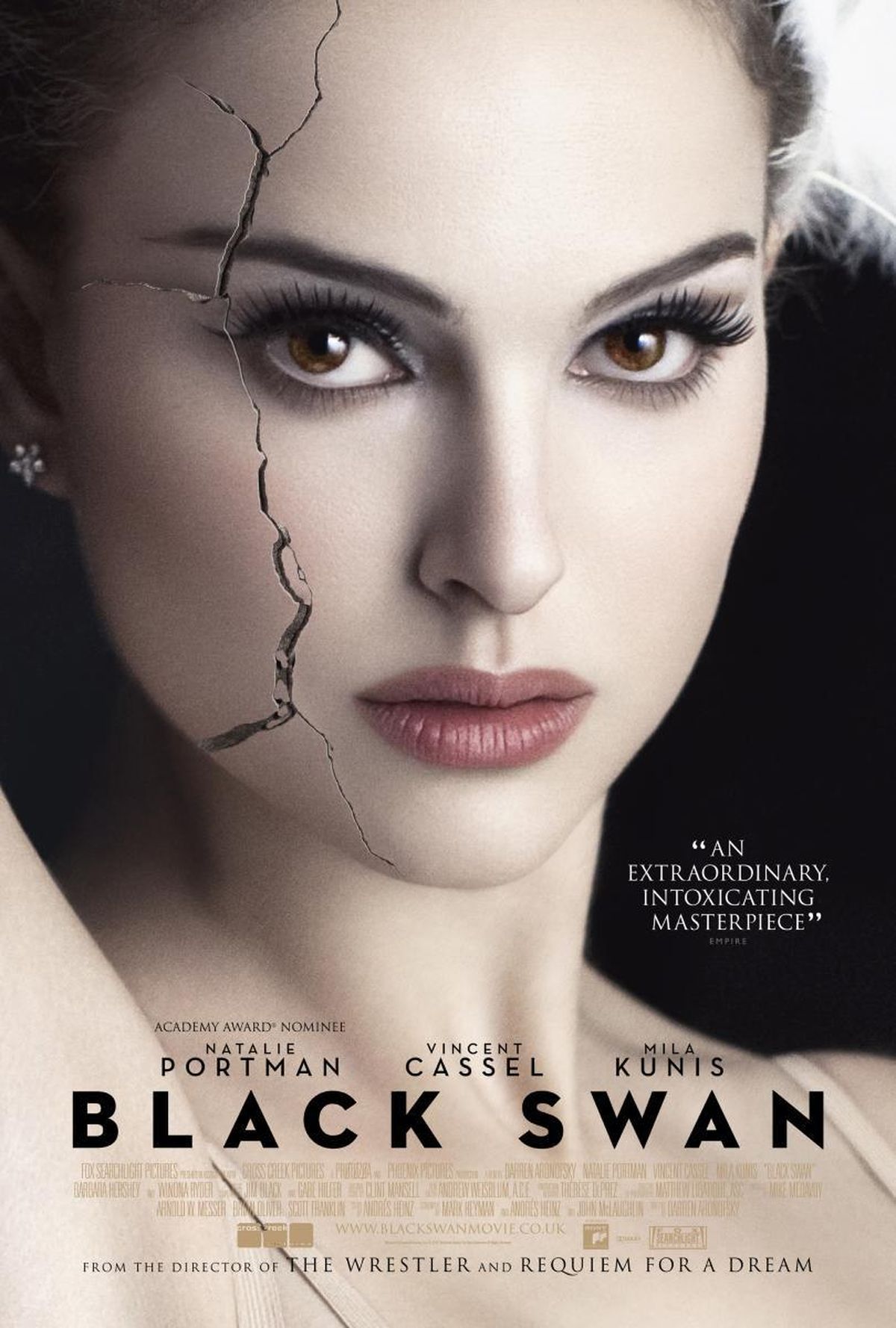 Impresionante película. Natalie Portman se ganó un premio Oscar a la mejor actuación con esta gran película, Cisne negro. Está en Disney Plus. Impresionante película. Natalie Portman se ganó un premio Oscar a la mejor actuación con esta gran película, Cisne negro. Está en Disney Plus.