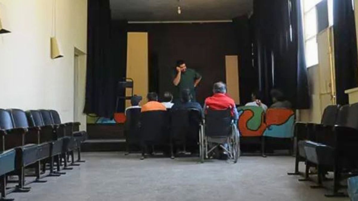 Una de las salas recreativas del hospital de salud mental El Sauce, que se utiliza para hacer talleres de teatro. Una de las salas recreativas del hospital de salud mental El Sauce, que se utiliza para hacer talleres de teatro.
