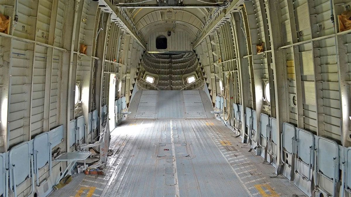 El interior del Mil Mi-26 es demasiado amplio, perfecto cargas pesadas de todo tipo. El interior del Mil Mi-26 es demasiado amplio, perfecto cargas pesadas de todo tipo.