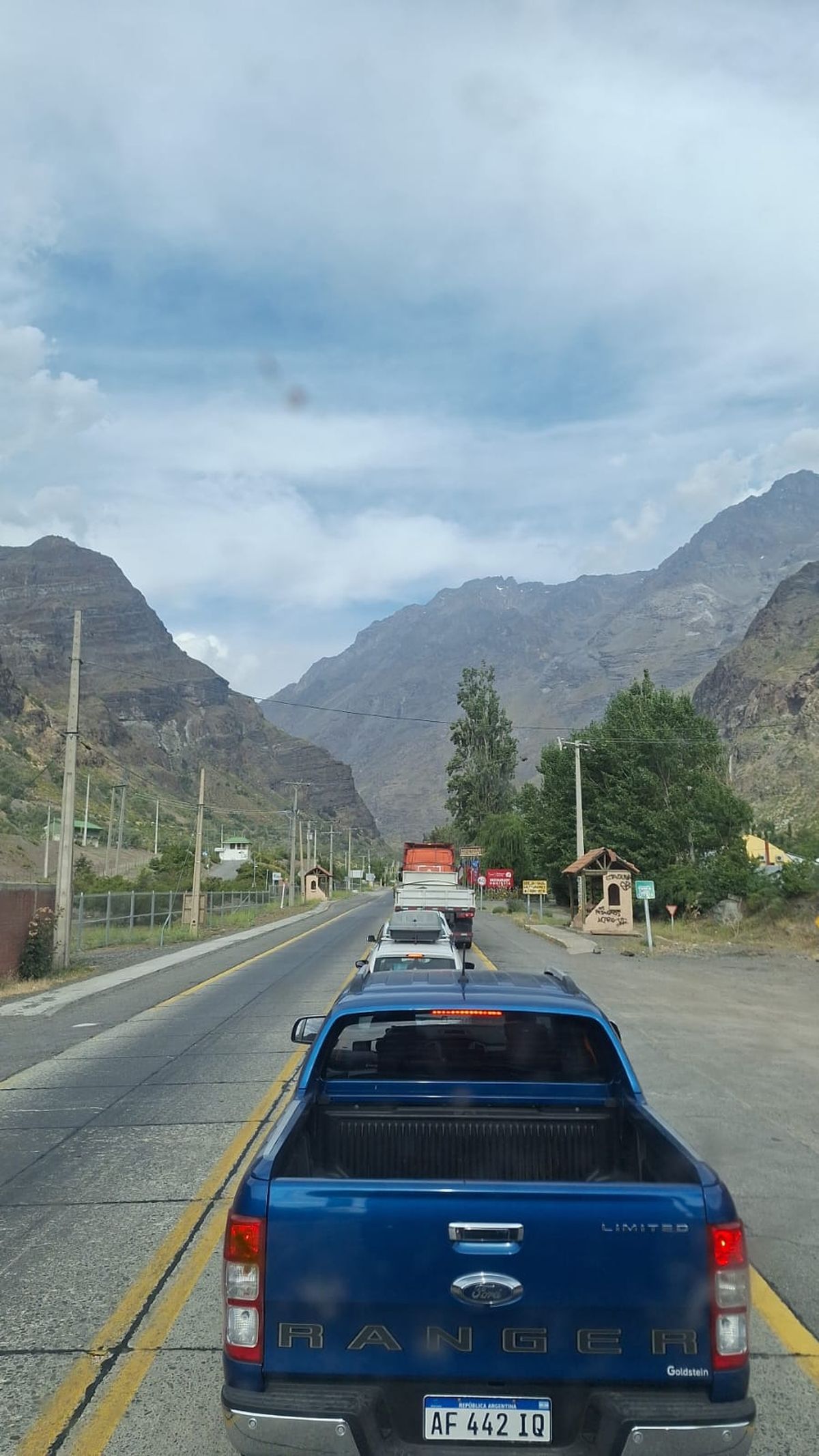 Hay varios kilómetros de cola por el vuelco del cargamento de un camión en el paso a Chile. Hay varios kilómetros de cola por el vuelco del cargamento de un camión en el paso a Chile.