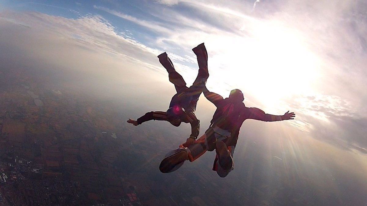 Dos paracaidistas murieron al caer del avión antes de saltar