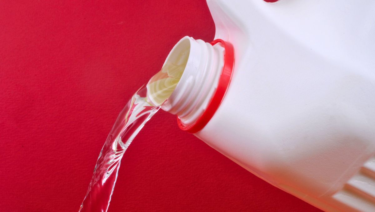 Más allá de la ropa blanca, la lavandina puede ofrecer otros beneficios en el lavarropas. Más allá de la ropa blanca, la lavandina puede ofrecer otros beneficios en el lavarropas. 