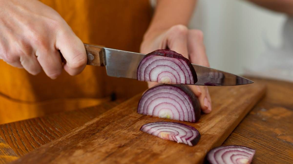 Los excelentes trucos caseros para no llorar más al picar cebolla