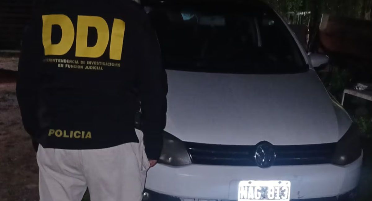 El auto utilizado como apoyo en el secuestro de las chicas asesinadas en Florencio Varela fue encontrado en Quilmes. El auto utilizado como apoyo en el secuestro de las chicas asesinadas en Florencio Varela fue encontrado en Quilmes.