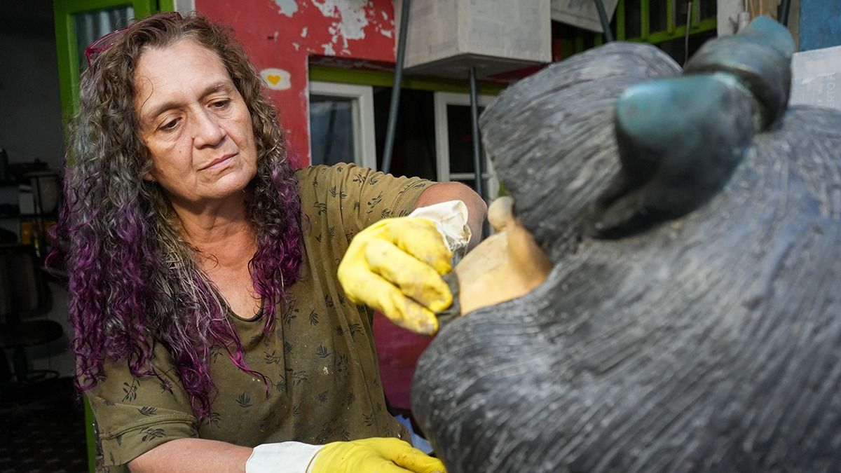 Cuando llegó al taller de la artista Sonia López, Mafalda llevaba averiado uno de sus cachetes, y un pie. Además, necesitaba limpieza y una mano de pintura. Cuando llegó al taller de la artista Sonia López, Mafalda llevaba averiado uno de sus cachetes, y un pie. Además, necesitaba limpieza y una mano de pintura.
