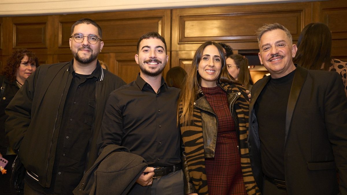 Figuras del Grupo América celebraron el espectáculo: Federico Zalazar, Lucas Castro, Daniela Gutiérrez Vila y "Rodi" Gravina. Figuras del Grupo América celebraron el espectáculo: Federico Zalazar, Lucas Castro, Daniela Gutiérrez Vila y "Rodi" Gravina.