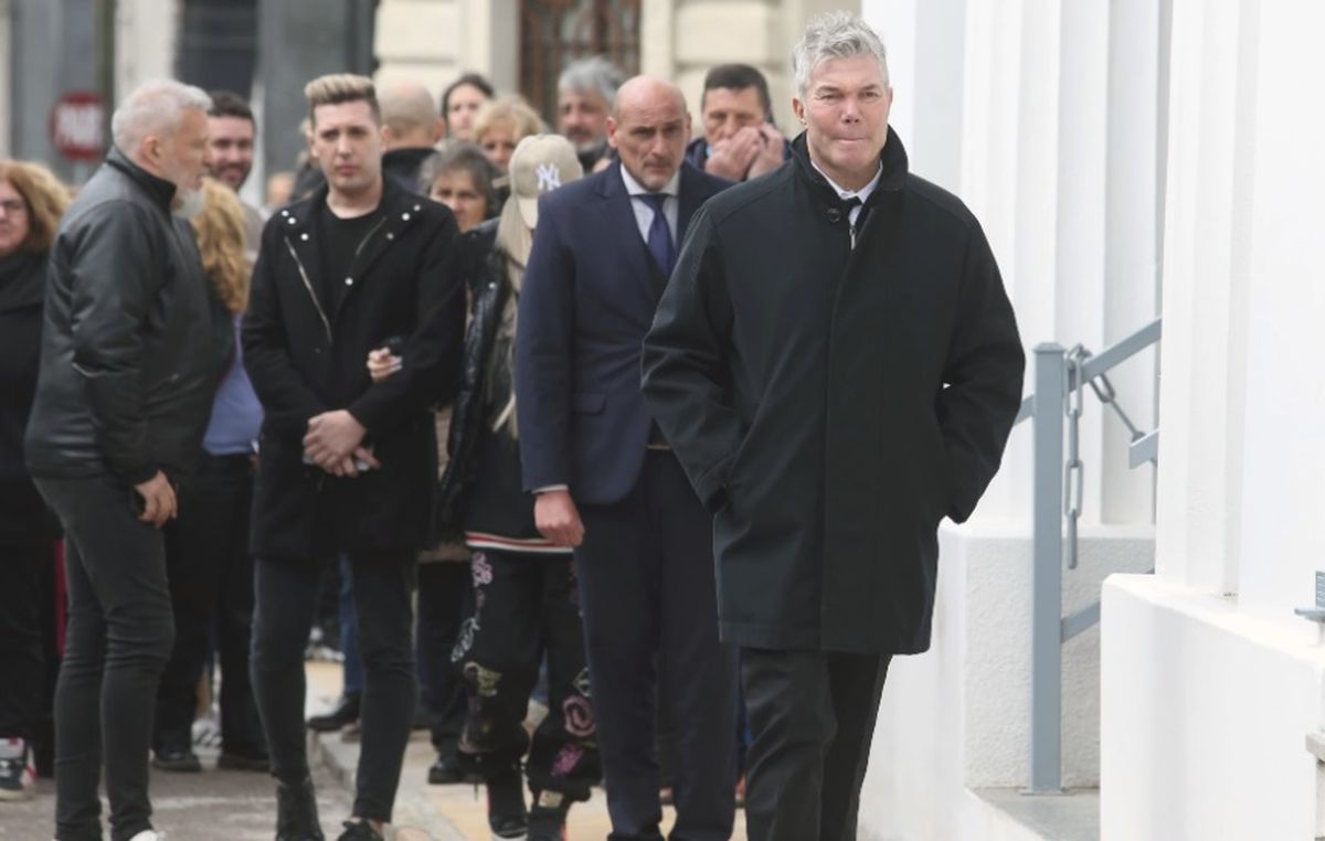 El abogado Fernando Burlando, patrocinante de la familia de Silvina, también estuvo presente en el último adiós a la modelo El abogado Fernando Burlando, patrocinante de la familia de Silvina, también estuvo presente en el último adiós a la modelo