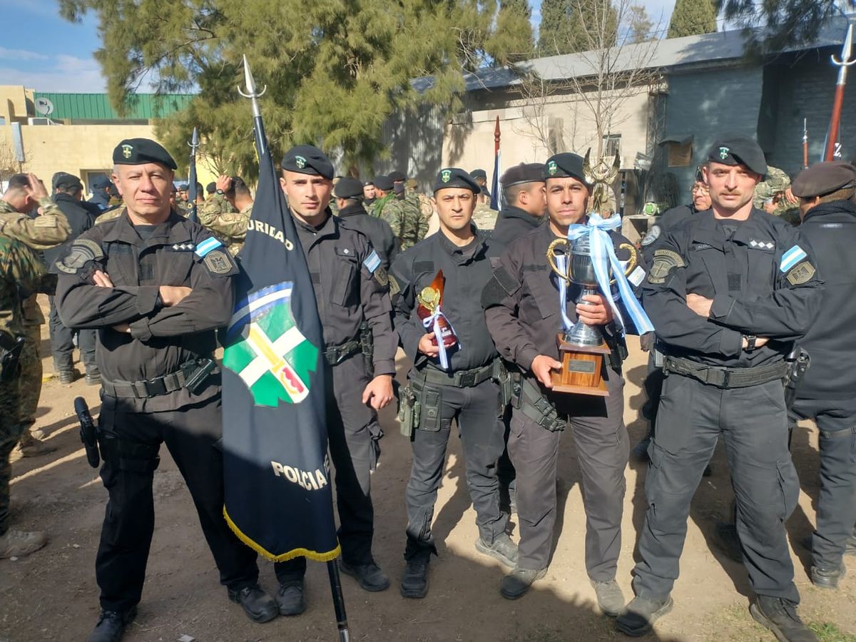 Con la copa. Integrantes del GES de la Policía de Mendoza se destacaron en San Luis.