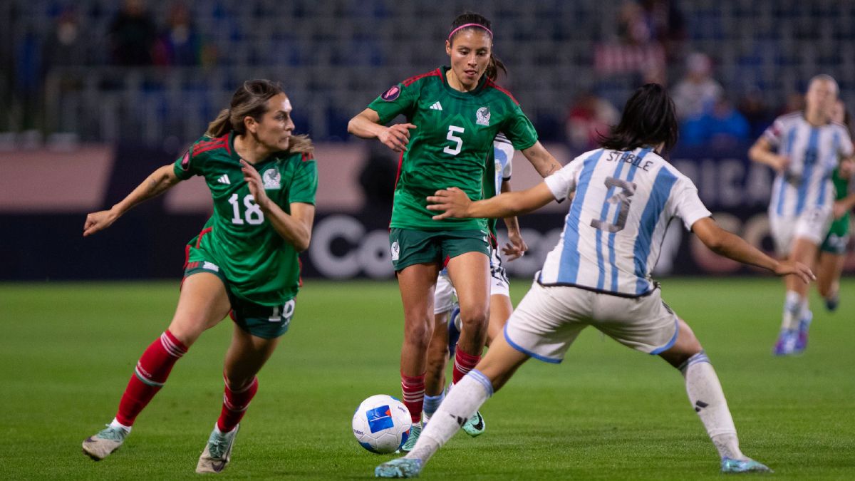 La selección de México tomó el control desde el inicio del partido por la Copa de Oro. Luego las argentinas igualaron las acciones. La selección de México tomó el control desde el inicio del partido por la Copa de Oro. Luego las argentinas igualaron las acciones.