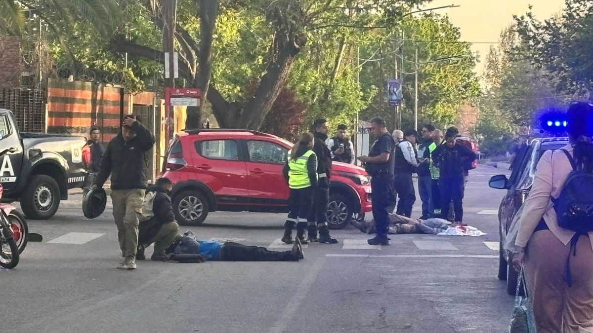 Los motociclistas del accidente volaron por el aire antes de caer al asfalto. Los motociclistas del accidente volaron por el aire antes de caer al asfalto.