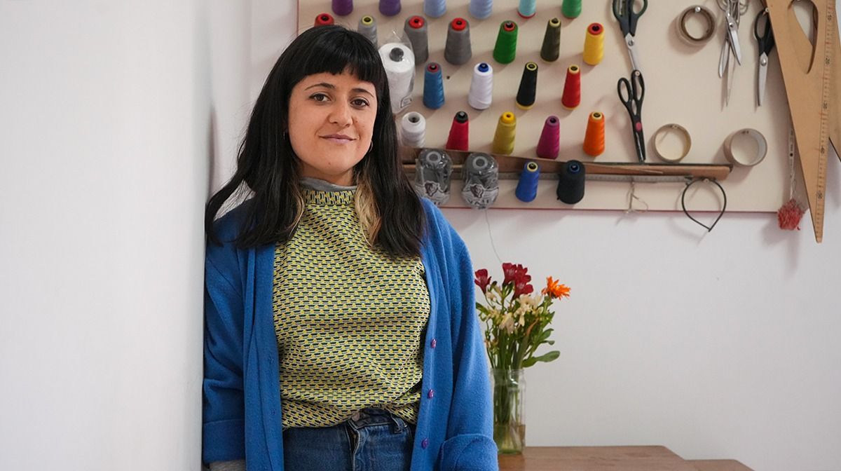 Pía sostuvo que la moda es una de las industrias más contaminantes porque produce muchísima cantidad y la mayoría de las fibras son de poliéster, que es plástico. Pía sostuvo que la moda es una de las industrias más contaminantes porque produce muchísima cantidad y la mayoría de las fibras son de poliéster, que es plástico.