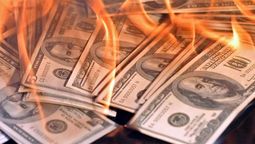 En llamas: el dólar blue hoy en Mendoza cerró casi a $500.