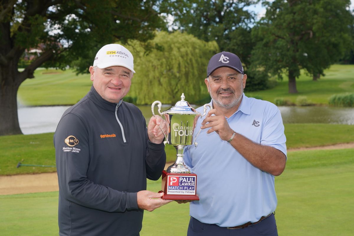 Ángel Cabrera con el trofeo que recibió del propio Paul Lawrie, en Inglaterra. Ángel Cabrera con el trofeo que recibió del propio Paul Lawrie, en Inglaterra.
