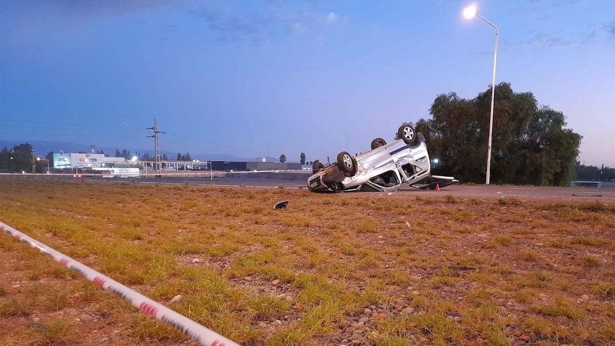 Así quedó la Peugeot Partner que volcó en Acceso Este y Carril Ponce, de Guaymallén.