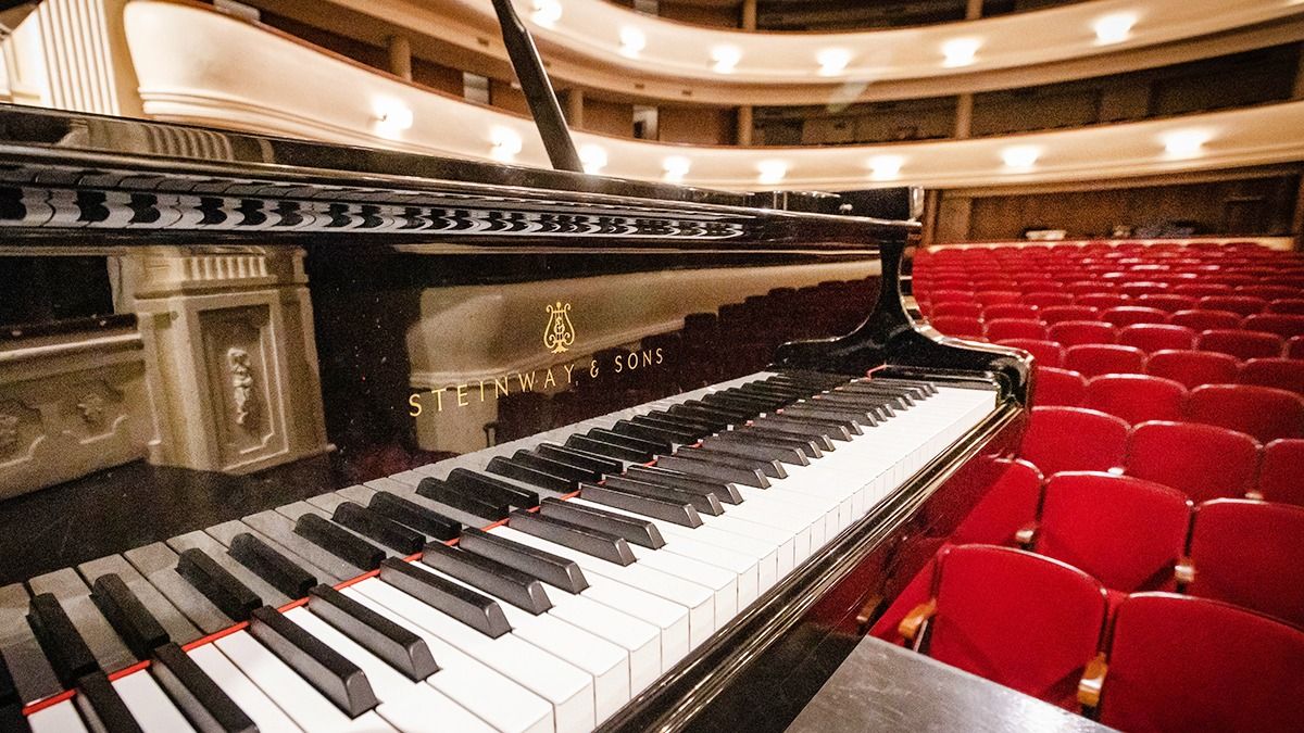El piano Steiway & Sons del teatro fue adquirido en 2017 y se resguarda en el foso del escenario. El piano Steiway & Sons del teatro fue adquirido en 2017 y se resguarda en el foso del escenario.