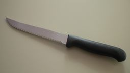 Una mujer atacó con un cuchillo a su ex y a la novia