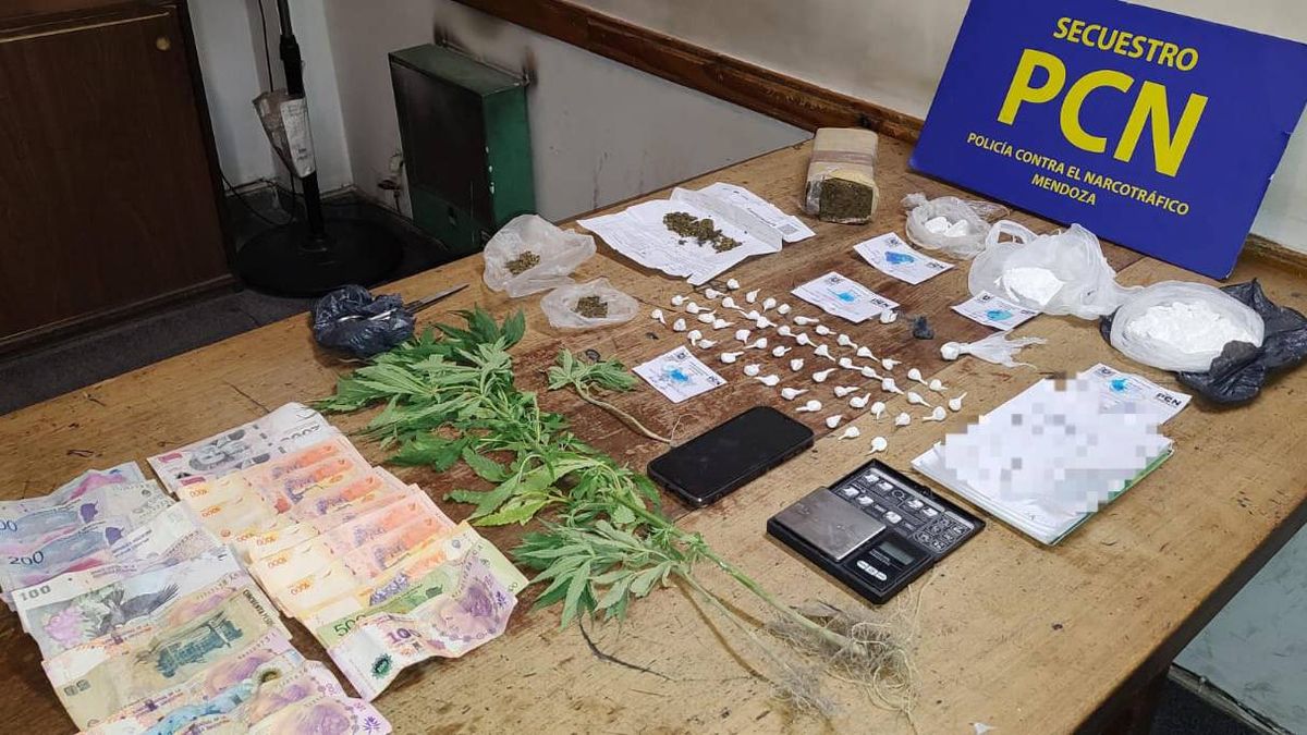 Los elemenos secuestrados fruto de la venta de drogas en una casa en San Rafael.