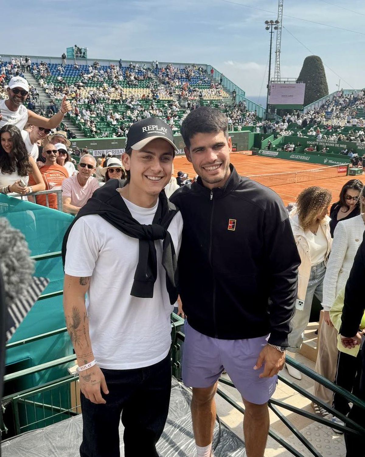Paulo Dybala fue a ver a Carlos Alcaraz en el Masters 1000 de Montecarlo.