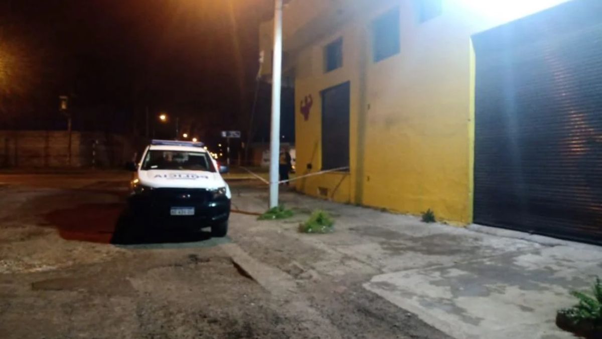 Los efectivos policiales que llegaron al lugar del crimen, en&nbsp; el barrio Regional, de Mar del Plata, encontraron el cuerpo de un joven tendido en el piso con varios disparos de arma de fuego,&nbsp;