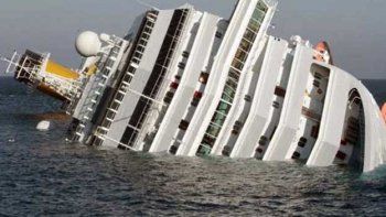 Murieron al menos tres pasajeros tras encallar un crucero en Italia y buscan cientos de desaparecidos