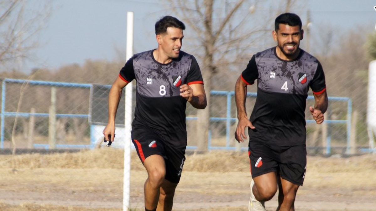 Fausto Montero y Santiago Moyano en el entrenamiento en el predio. Fausto Montero y Santiago Moyano en el entrenamiento en el predio.