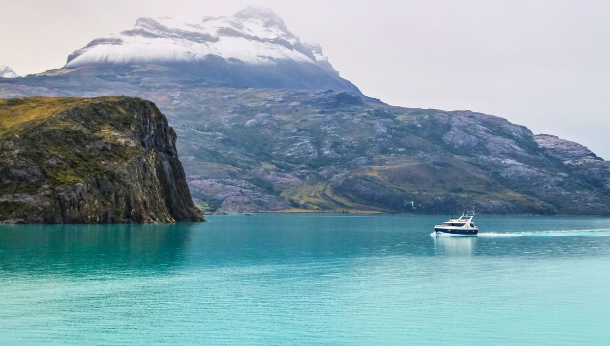 El espejo de agua más grande de Argentina es el origen de un color único en el mundo: de qué se trata