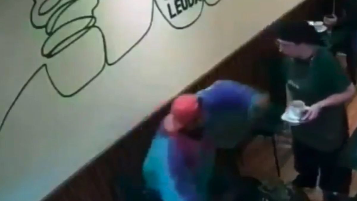 Video: le metió una piña en la cara a una moza cuando le quiso cobrar un café