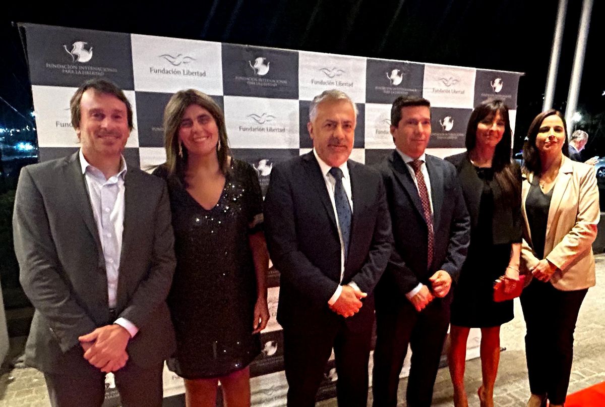 El gobernador Alfredo Cornejo junto al diputado nacional por Mendoza, Lisandro Nieri, la senadora Mariana Juri, el presidente de la Cámara de Diputados, Andrés Lombardi, la diputada nacional Pamela Verasay y la diputada cordobesa Soledad Carrizo.&nbsp;