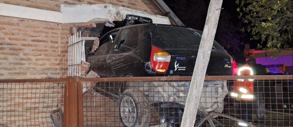 Manejaba drogado y se incrustó contra el dormitorio de una casa.