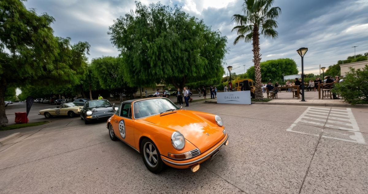 Los vehículos clásicos y deportivos que participan de esta reconocida competencia internacional llegaron a Dalvian para disputar pruebas de regularidad en distintos tramos. Los vehículos clásicos y deportivos que participan de esta reconocida competencia internacional llegaron a Dalvian para disputar pruebas de regularidad en distintos tramos.