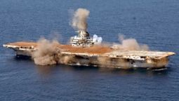 Estados Unidos hundió un barco portaaviones enorme para convertirlo en un arrecife gigante Estados Unidos hundió un barco portaaviones enorme para convertirlo en un arrecife gigante