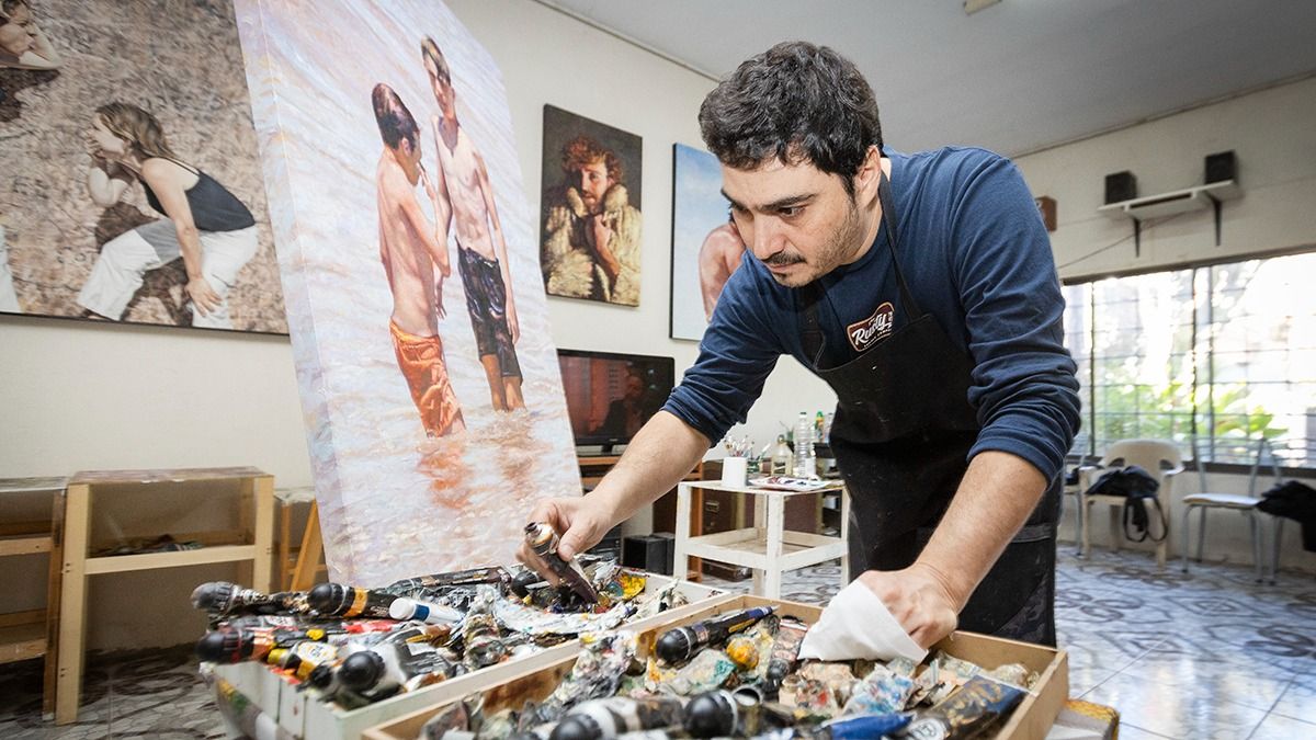 Mauro Cano está actualmente pintando una serie denominada