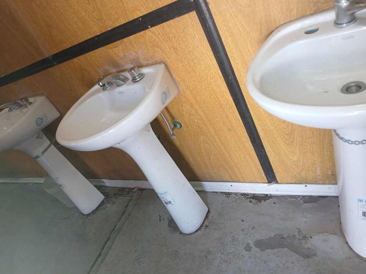 Los baños habían sido refaccionados recientemente en el complejo Roque Carranza (lado argentino) del paso a Chile. Los baños habían sido refaccionados recientemente en el complejo Roque Carranza (lado argentino) del paso a Chile.