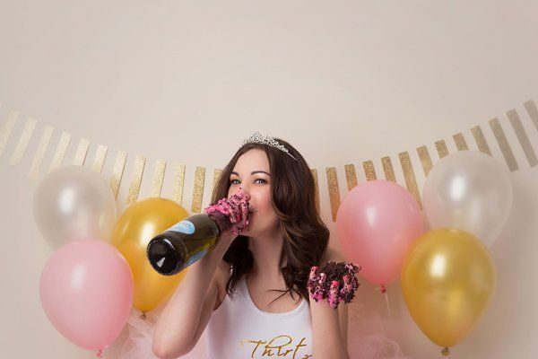 Estrellar la cara contra la torta es la extraña moda que se impone para festejar el cumpleaños