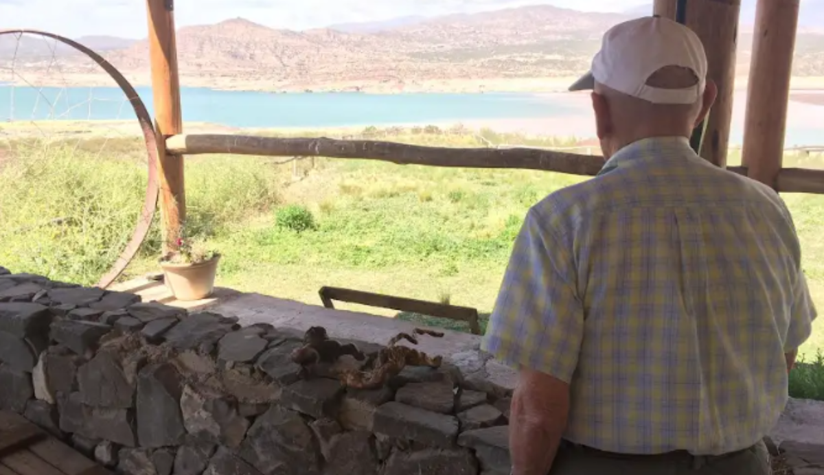 Fito Scaiola, contemplando el dique Potrerillos desde la costa norte. Hoy, sus nietos, podrán seguir su legado.