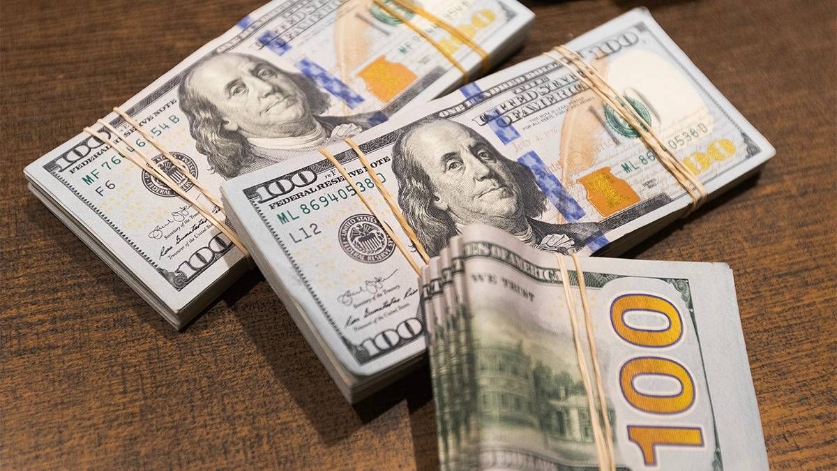 El dólar blue cae $30 este martes.
