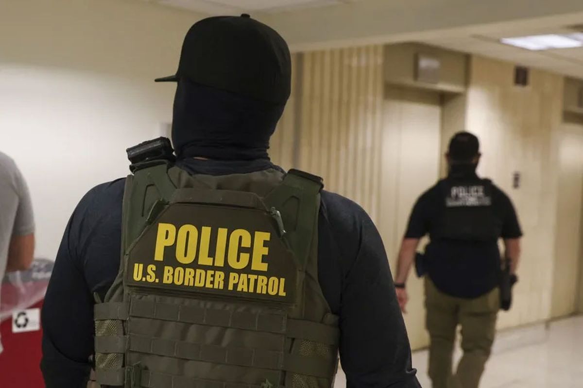 Agentes federales supervisan las audiencias de la corte de inmigración en el Edificio Federal Jacob K. Javits en Nueva York, Estados Unidos, (Archivo). Crédito: EFE/EPA/Sarah Yenesel. Agentes federales supervisan las audiencias de la corte de inmigración en el Edificio Federal Jacob K. Javits en Nueva York, Estados Unidos, (Archivo). Crédito: EFE/EPA/Sarah Yenesel.