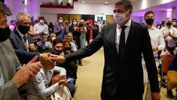 El intendente de Las Heras, Daniel Orozco, saludando a los vecinos en la Sala Cultural Malvinas Argentinas durante la apertura de sesiones 2022.